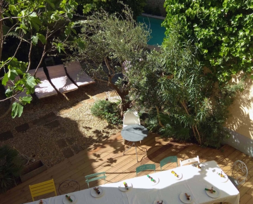 grande-table-sur-la-terrasse-en-bois-chez-la-maison-dhotes-envie-de-sud-en-camargue