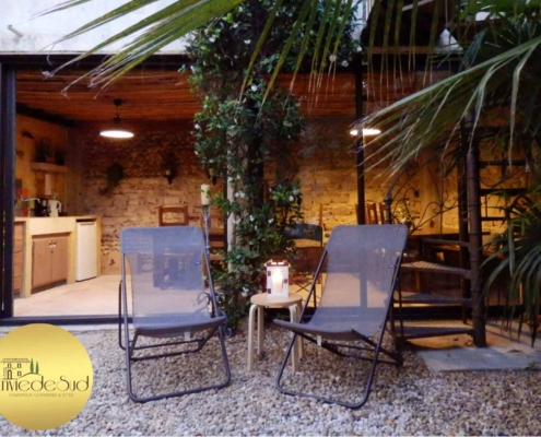 envie-de-sud-gite-chambre-hote-camargue-ferienwohnung-bnb-gaestepension-holidayrental-deux-fauteuil-au-jardin-zwei-liegestühle-im-garten-two-lounge-chairs-in-the-garden