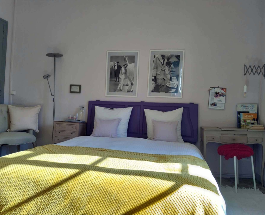 envie-de-sud-gite-chambre-hote-camargue-ferienwohnung-bnb-gaestepension-holidayrental-vue-du-lit-de-la-chambre-flamants-roses