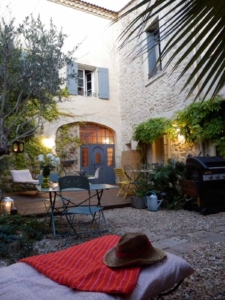 envie-de-sud-gite-chambre-hote-camargue-ferienwohnung-bnb-gaestepension-holidayrental-deux-fauteuil-au-jardin-zwei-liegestühle-im-garten-two-lounge-chairs-in-the-garden