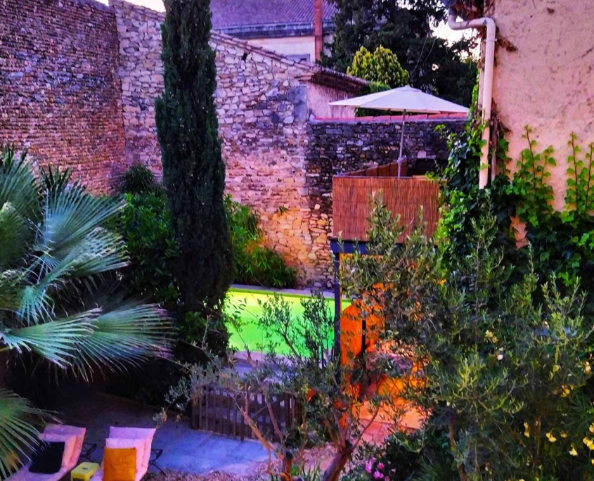 La cour chez Envie de Sud envie-de-sud-gîte-chambre-hote-Camargue-jardin-piscine