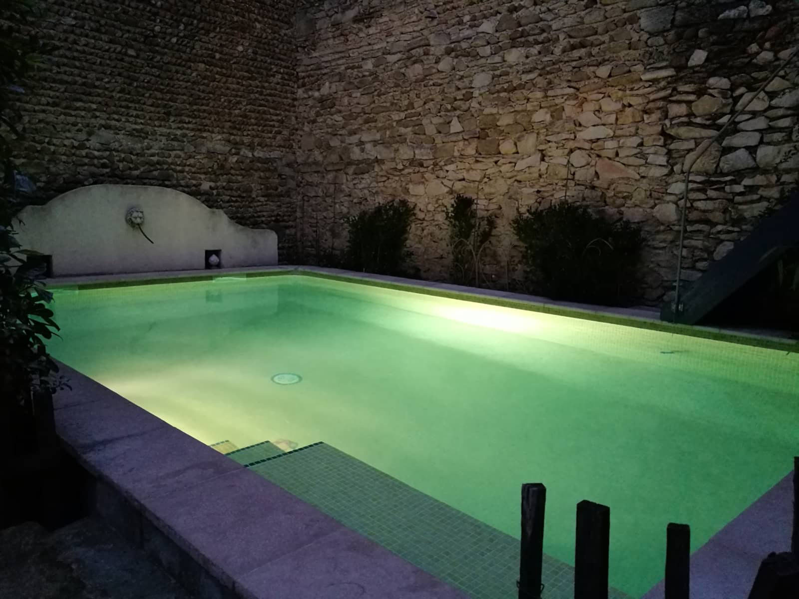 enviedesud-camargue-maisondhotes-patio-en-été-piscine-la nuit