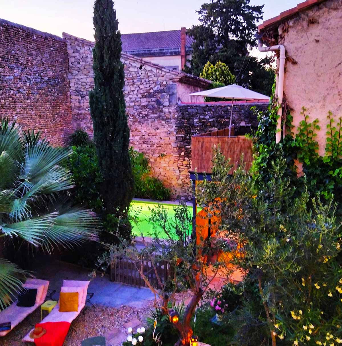 enviedesud-camargue-maisondhotes-patio-en-été-vue-piscine