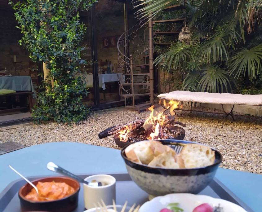 Apéritif dans le patio Un plateau d`aéritif avec des olives servi dans le joli patio de la Maison d`hôtes Envie de Sud
