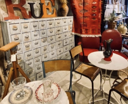 Brocante Ambiance broquante avec des tables et chaises retro et des objets de décoration